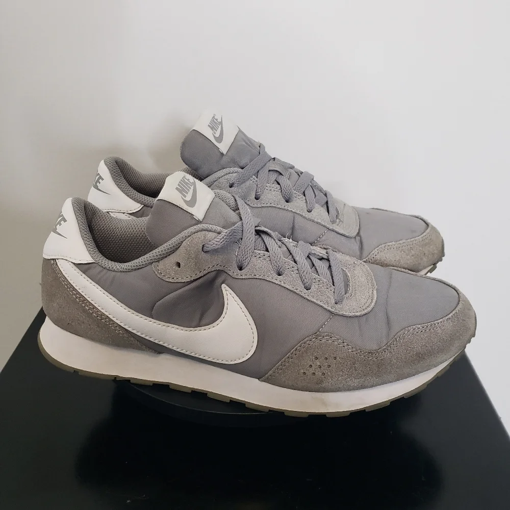 Nike MD Valiant Running Jogging  Shoes Sneakers GS‎ Women's Size 7 Gray